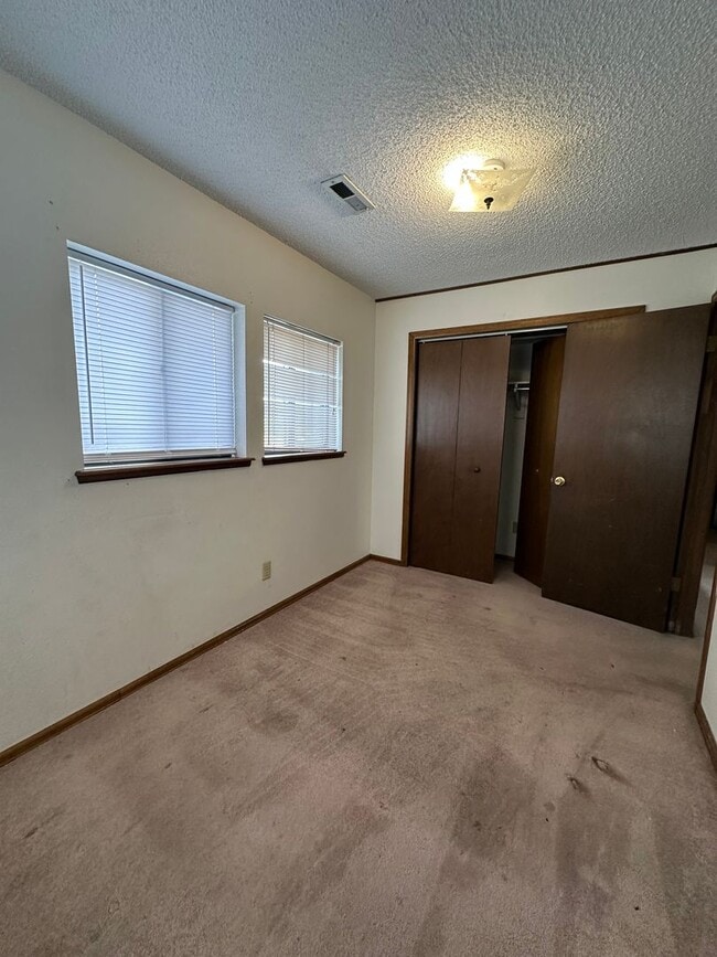 Building Photo - Lovely 4 bedroom house avail now