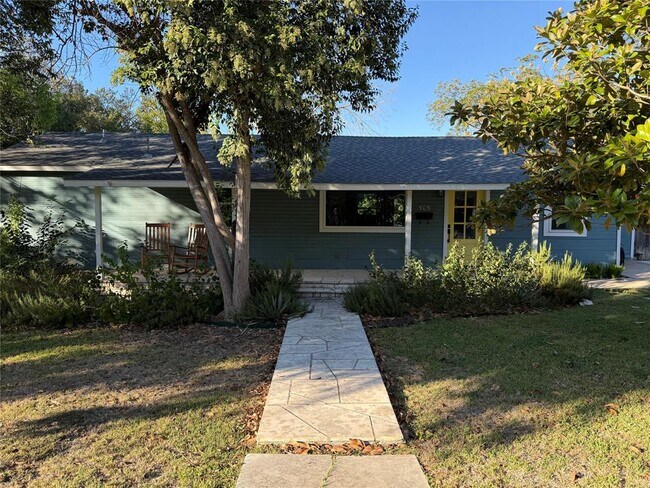 Building Photo - 505 E 4th St