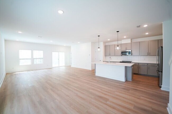 Building Photo - 128 Kingswood Cir