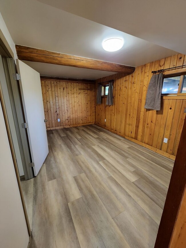Building Photo - Wildlife abundant, log 2bdrm/1ba lower apa...