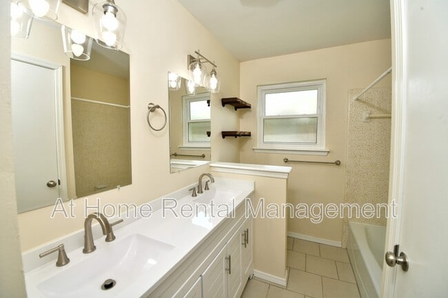 Building Photo - 401 N Fir Pl