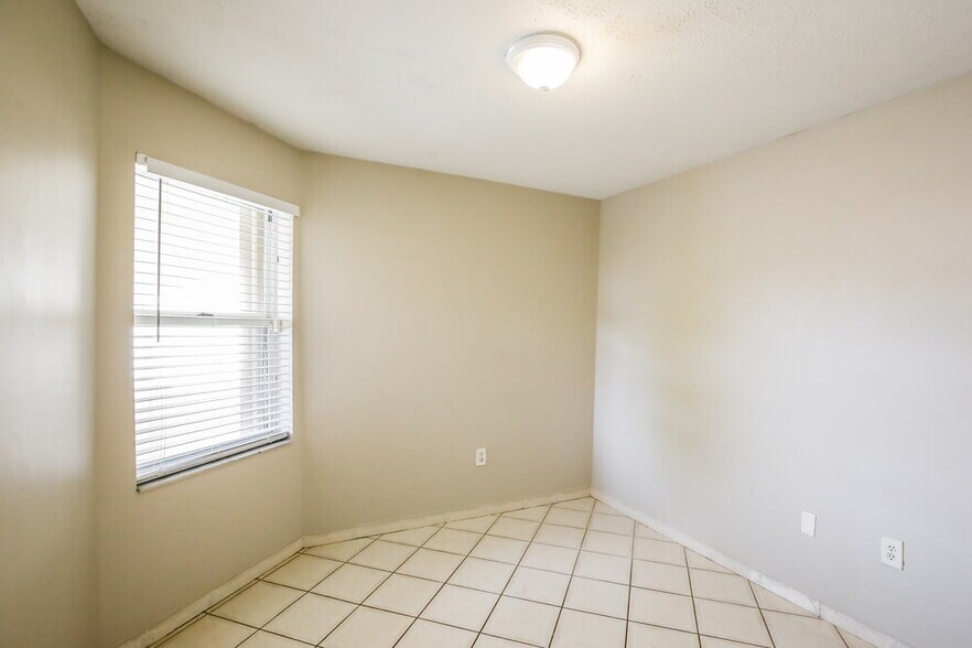 Building Photo - 4771 SW 154th Ave