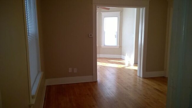 Building Photo - Recently Updated 2 Bedroom Riverwest Duplex!