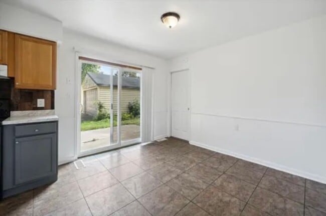 Building Photo - 4 Bedrooms 2 Bathroom