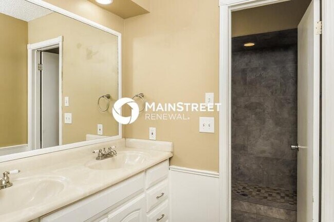 Building Photo - 4 Bedroom Pet-Friendly Home in Edmond, OK with Main Street Renewal