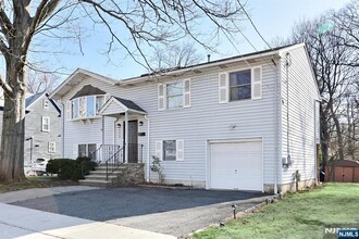 Building Photo - 173 Willowdale Ave