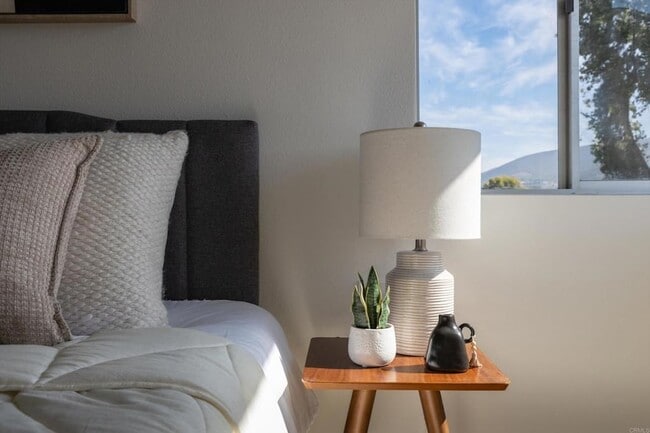 Building Photo - 1560 Circa Del Lago