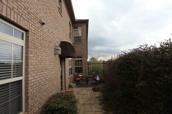 Building Photo - 3 Bed/3.5 Bath Runningvine Townhome Available in August!