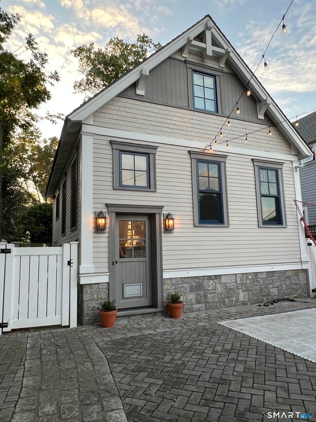 Building Photo - 56 1/2 Roton Ave