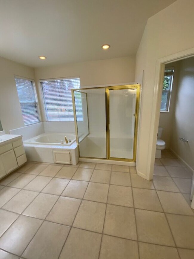 Building Photo - Rare Find! 5 bedroom spacious family home in a gated community Roseville.