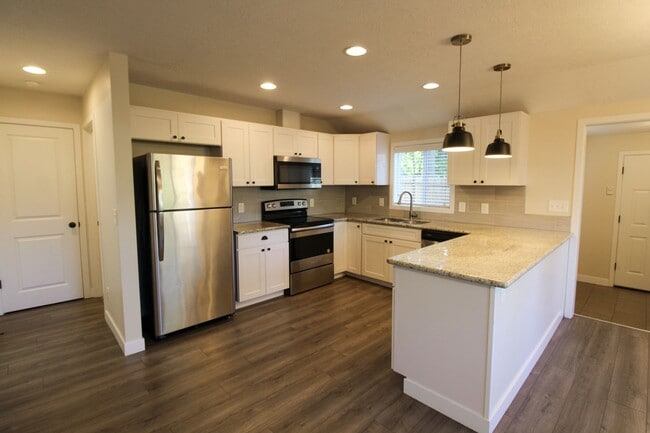 Building Photo - 860 Boxwood Ln SE