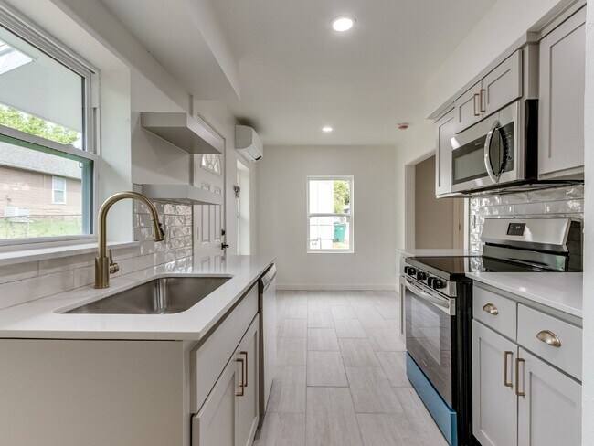 Building Photo - 1-Bedroom Apartment for Rent Near Midtown
