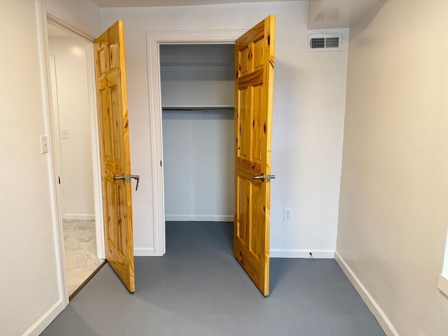 Building Photo - ACCEPTING SECTION 8 - Spacious 3 Bedroom 2 Bathroom Home in Columbia!