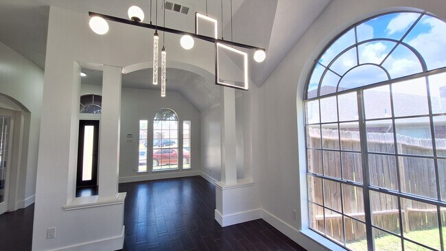 Building Photo - 17122 Canterbury Green Ct