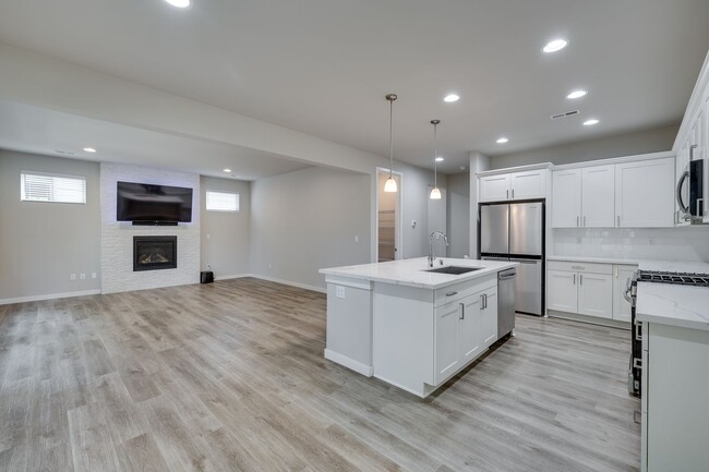 Building Photo - 5 Bed PLUS Bonus Space with hot tub in Mar...