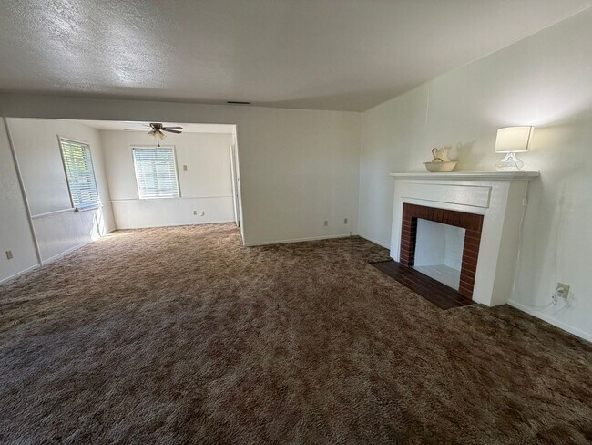 Building Photo - Charming Vintage Gem: Cozy 3-Bedroom Retreat with Timeless Style in Sacramento