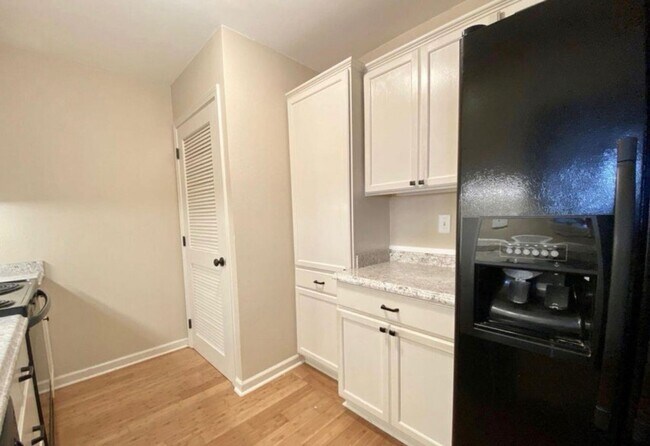 Building Photo - RENT RENTAL NEAR UL LAFAYETTE!