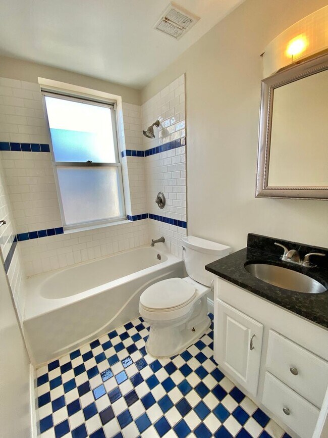 Building Photo - Large  Sunny Dupont Circle 2 bed 2 bath Ap...