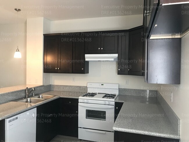 Building Photo - Bluehorse Townhomes