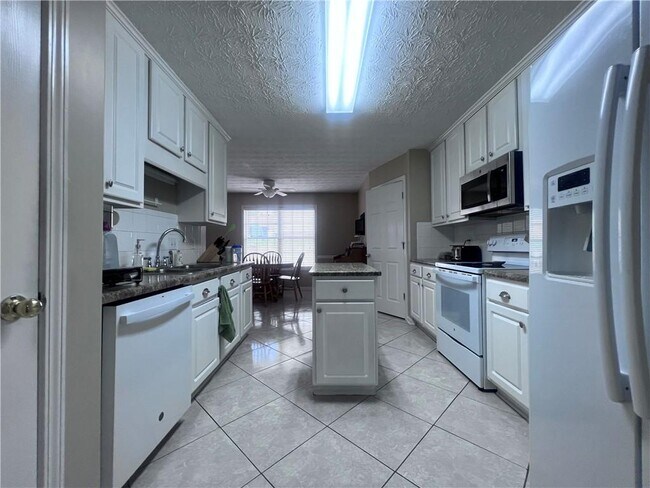Building Photo - 2919 Wynhaven Oaks Way