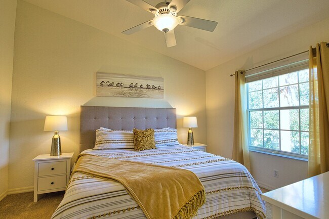 Building Photo - Annual Unfurnished 2 Bedroom 2 Bathroom Second Floor Condo in Casa Del Lago!