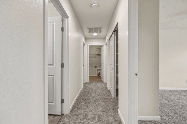 Building Photo - MOVE IN READY NOW! A/C! Multi generational living? Home office? Tumwater School District