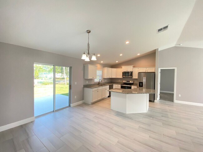 Building Photo - 52 Oak Cir