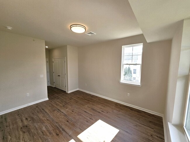 Building Photo - First Floor Luxury Flat