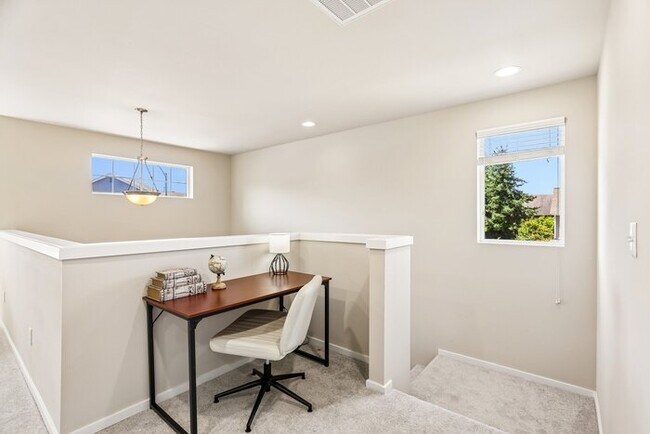 Building Photo - Spacious 3 Bed, 3 Bath Home with Fenced Yard and Driveway Parking
