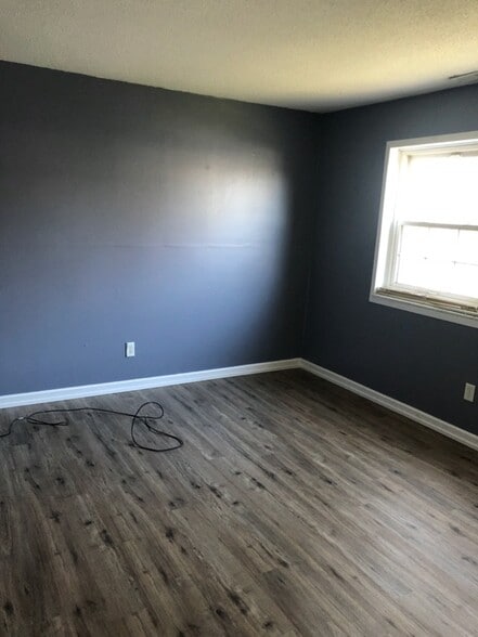 Building Photo - 1120 E 6th St