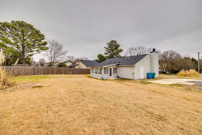 Building Photo - "Fully Furnished Charming 3-Bedroom Home i...
