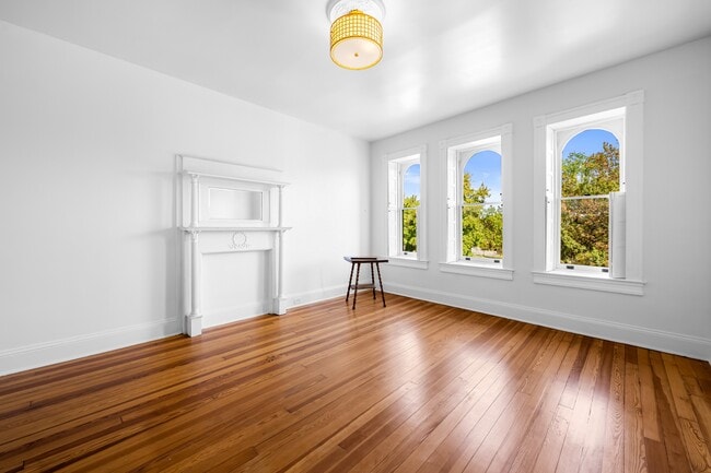 Building Photo - 3314 Auchentoroly Terrace