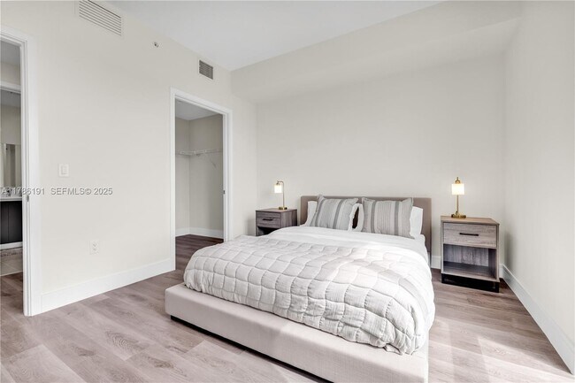 Building Photo - 3701 N Dixie Hwy