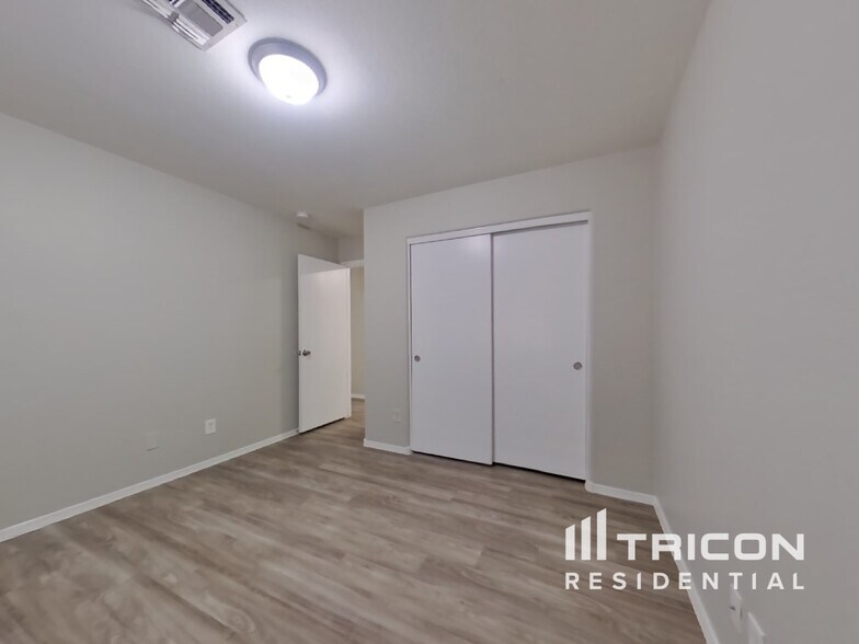 Building Photo - 8832 W Manzanita Dr