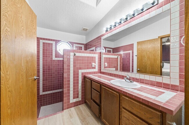 Building Photo - 4 Bedroom Pool Home on the Golf Course