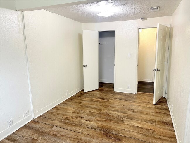 Building Photo - 1005 Avenue E 1/2