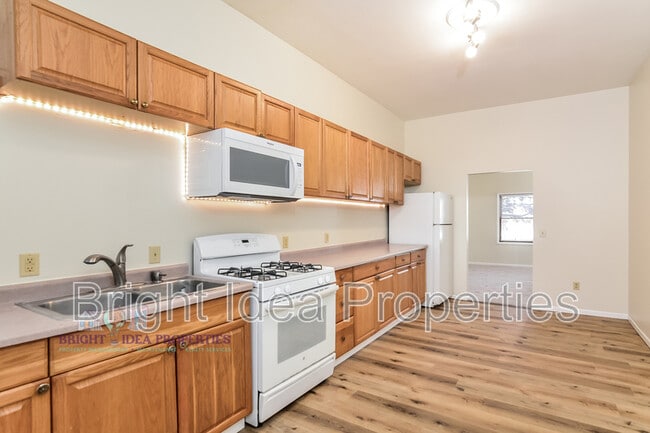 Building Photo - 863 Clark St N