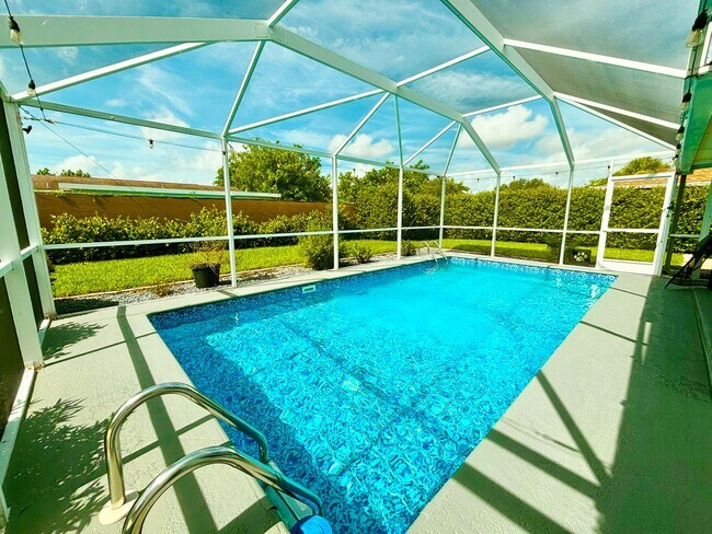 Building Photo - Newly Remodeled 3/2 with Pool