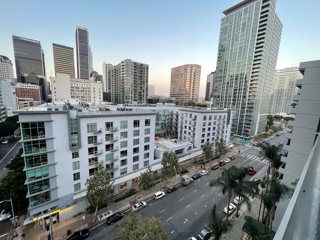 Building Photo - 600 W 9th St