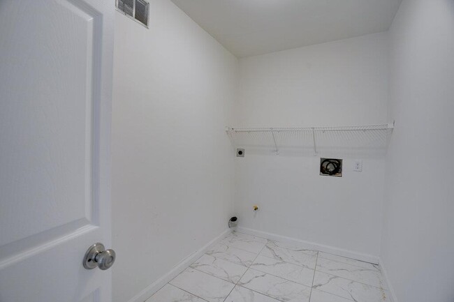 Building Photo - 304 John N Garner Cir