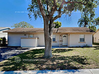 Building Photo - 9754 Saddlebrook Dr