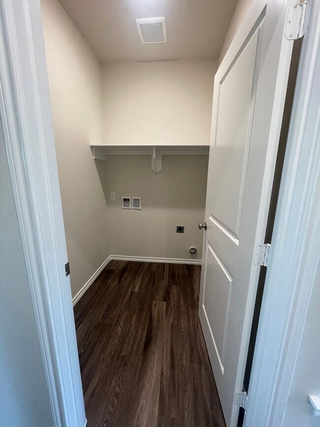 Building Photo - 110 S Rainbow Dr