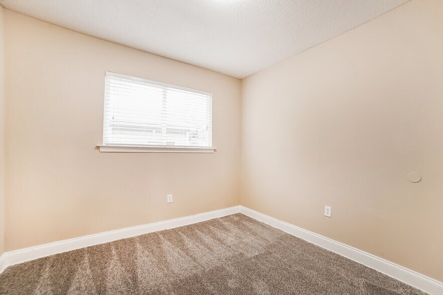 Building Photo - 732 Charter Oak Dr