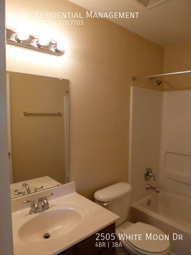 Building Photo - 2505 White Moon Dr