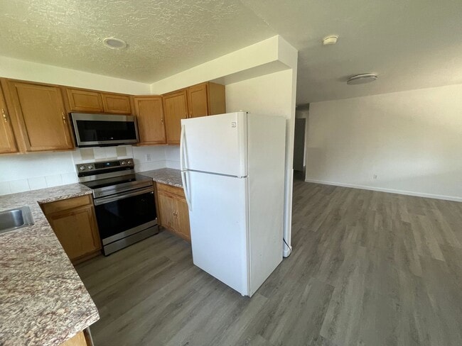 Building Photo - AVAILABLE NOW!! 2BD/1BA Cute Remodeled Dup...