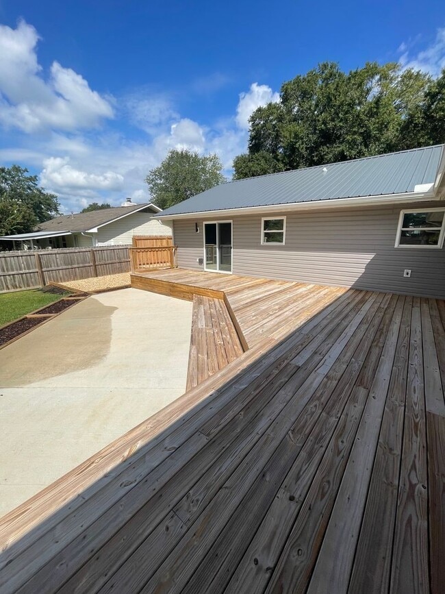 Building Photo - Available May!