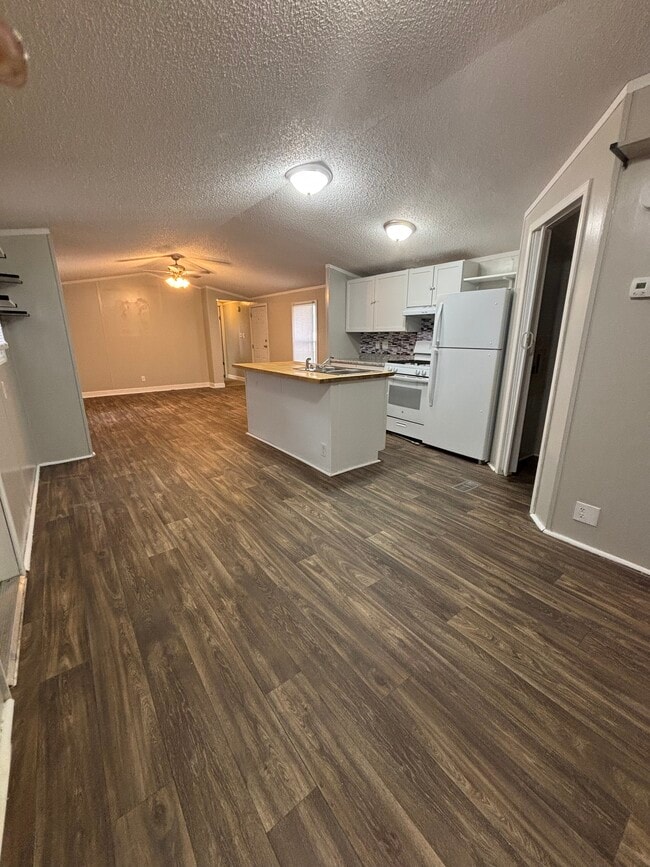 Building Photo - 8937 Briarwood Ave