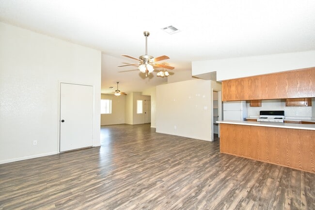 Building Photo - 2866 S 30th Dr