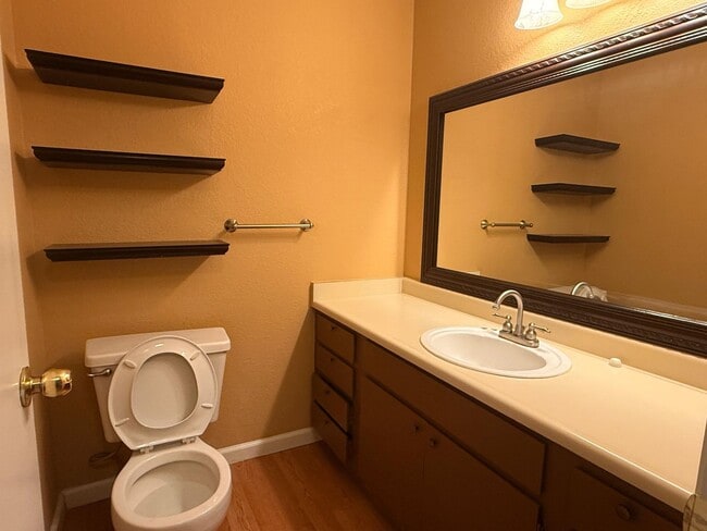 Building Photo - Beautiful 2 bedroom 1.5 Bathroom with attached garage