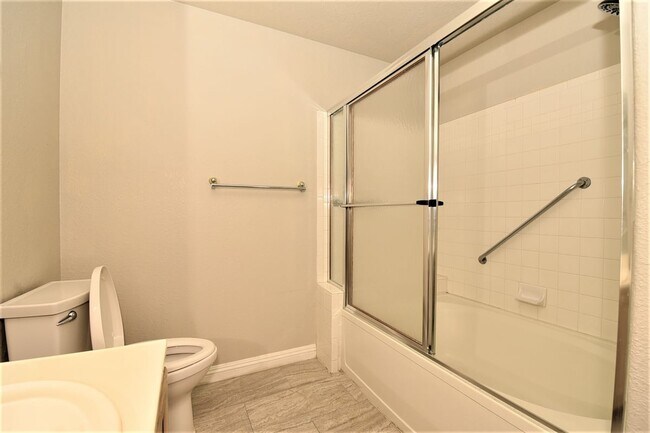 Building Photo - Stunning 1 Bed 1 Bath Condo On 2nd Floor at Opulence!
